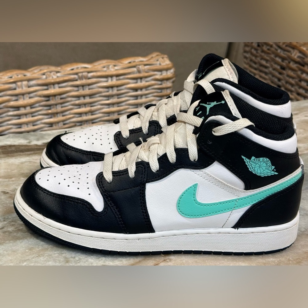 Youth NIKE Air Jordan 1 Mid high top sneakers- green glow/white/black. Size 6.5Y - Picture 6 of 10